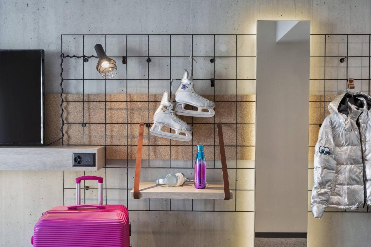 Moxy Lausanne City Экстерьер фото